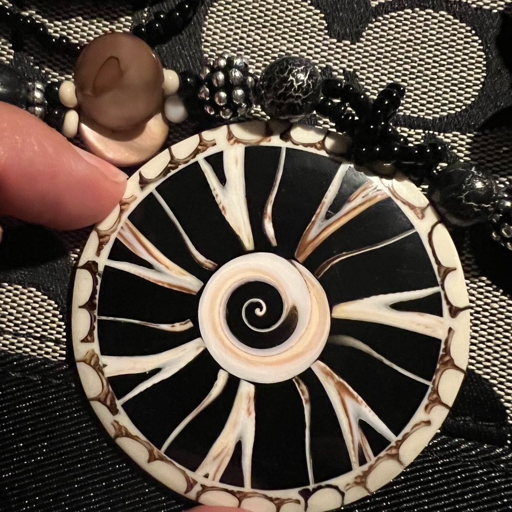 Beautiful Statement Shell Necklace - image 3